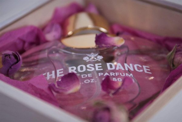 Parfum pour femme à base d'huile de rose, un cadeau parfait - THE ROSE DANCE de SANTORINI BULGARIA – Image 5